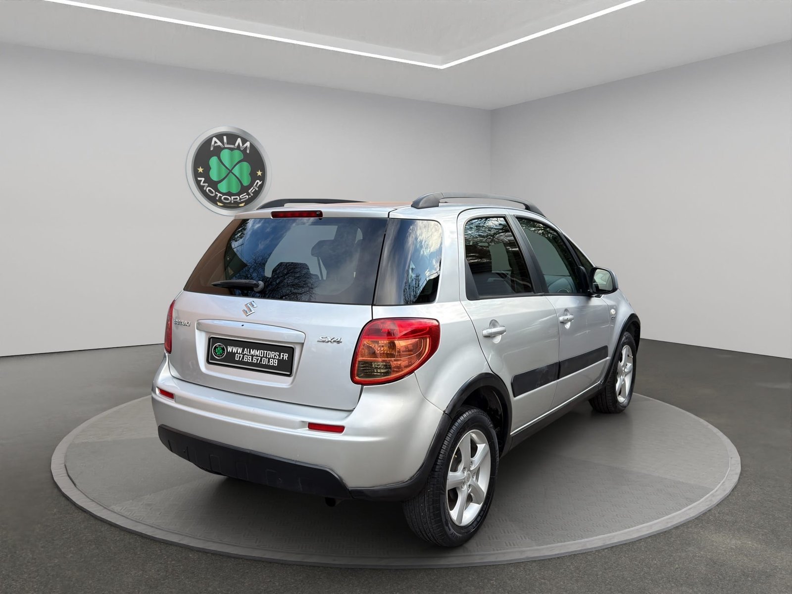 SUZUKI…</div></div>                </div>

                <template v-if=